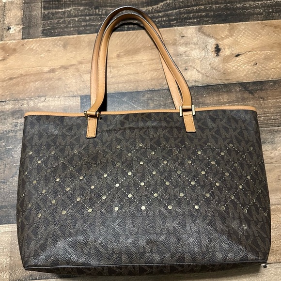 Michael Kors Jet Set Large Carryall Perforated Tote - Picture 2 of 8